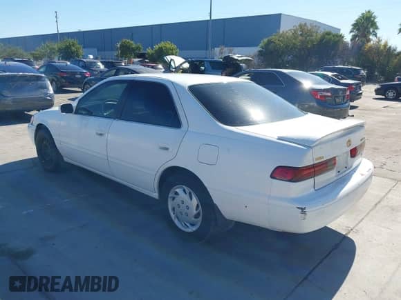 1998 Toyota Camry LE z VIN JT2BF28K2W0118948, wystawiony jako IAAI lot #43395211 z przebiegiem 146 144 mil mil oraz . Historia ofert i sprzedaży dostępna na DreamBid. Obrazek 3.
