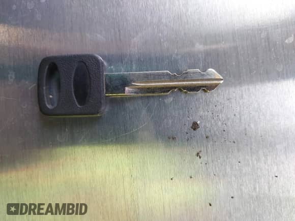 2004 Ford Econoline Cargo z VIN 1FTSE34L44HA97405, wystawiony jako IAAI lot #43077329 z przebiegiem 250 696 mil mil oraz . Historia ofert i sprzedaży dostępna na DreamBid. Obrazek 11.