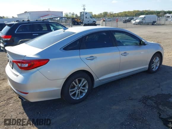 2017 Hyundai Sonata SE with VIN 5NPE24AF8HH477493, listed as a IAAI auction lot 43438812 with 137,908 mi miles and . Bid and sale history available at DreamBid. Image 4.