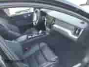 2024 Volvo S60 Plus Black Edition z VIN 7JRL12FH6RG294738, wystawiony jako IAAI lot #41465923 z przebiegiem 15 862 mil mil oraz . Historia ofert i sprzedaży dostępna na DreamBid. Obrazek 5.