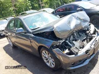 2016 BMW 3 Series 320i xDrive z VIN WBA8A3C52GK689284, wystawiony jako IAAI lot #42545512 z przebiegiem 61 174 mil mil oraz . Historia ofert i sprzedaży dostępna na DreamBid. Obrazek 1.