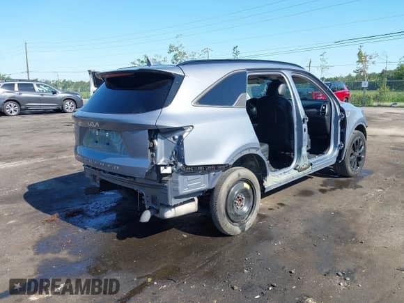 2022 Kia Sorento SX with VIN 5XYRK4LF8NG093053, listed as a IAAI auction lot 42337625 with 32,139 mi miles and . Bid and sale history available at DreamBid. Image 4.