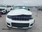 2023 Jeep Grand Cherokee Limited z VIN 1C4RJKBG8P8889099, wystawiony jako IAAI lot #42398911 z przebiegiem 27 998 mil mil oraz . Historia ofert i sprzedaży dostępna na DreamBid. Obrazek 12.
