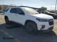 2022 Chevrolet Traverse LS z VIN 1GNERFKW5NJ128100, wystawiony jako Copart lot #80573245 z przebiegiem 30 940 mil mil oraz Szkoda całkowita • Salvage title. Historia ofert i sprzedaży dostępna na DreamBid. Obrazek 4.