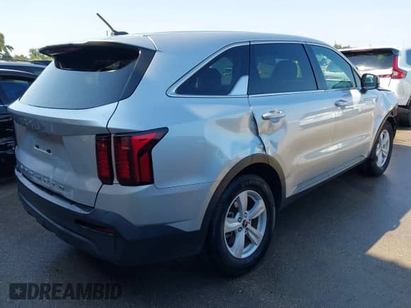 2022 Kia Sorento LX with VIN 5XYRG4LC1NG108662, listed as a IAAI auction lot 43014432 with 159,438 mi miles and . Bid and sale history available at DreamBid. Image 4.