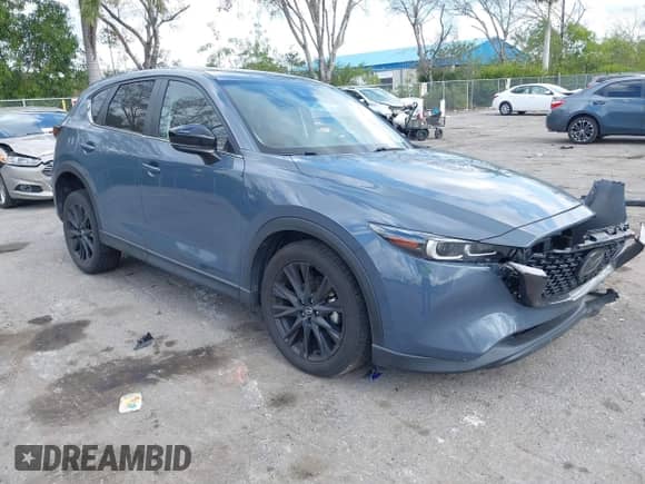 2022 Mazda CX-5 S Carbon Edition z VIN JM3KFBCM3N0551653, wystawiony jako IAAI lot #41495011 z przebiegiem 49 842 mil mil oraz . Historia ofert i sprzedaży dostępna na DreamBid. Obrazek 1.