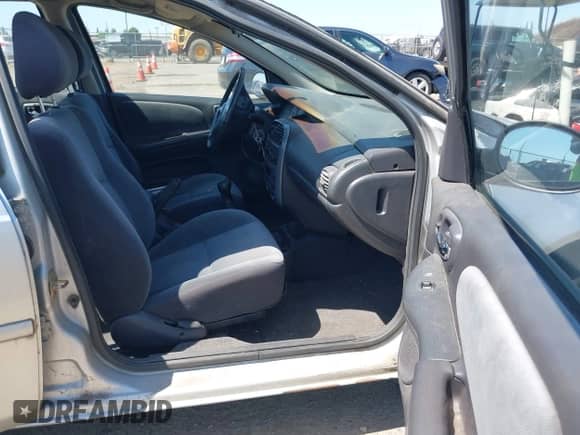 2000 Dodge Neon Highline z VIN 1B3ES46C4YD556519, wystawiony jako IAAI lot #42348856 z przebiegiem 183 923 mil mil oraz . Historia ofert i sprzedaży dostępna na DreamBid. Obrazek 5.