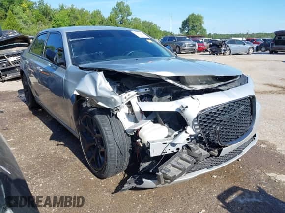 2022 Chrysler 300 Touring z VIN 2C3CCAAG0NH170856, wystawiony jako IAAI lot #42827196 z przebiegiem 88 037 mil mil oraz . Historia ofert i sprzedaży dostępna na DreamBid. Obrazek 1.