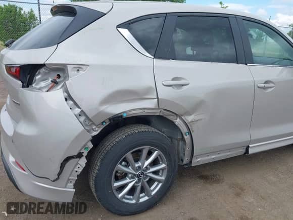2025 Mazda CX-5 S Preferred z VIN JM3KFBCL1S0582774, wystawiony jako IAAI lot #42355004 z przebiegiem 15 343 mil mil oraz . Historia ofert i sprzedaży dostępna na DreamBid. Obrazek 6.