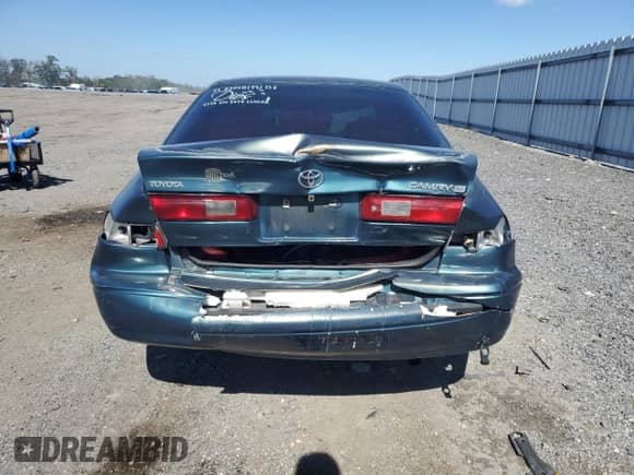 1998 Toyota Camry LE z VIN 4T1BG28K6WU370968, wystawiony jako Copart lot #84880935 z przebiegiem 189 788 mil mil oraz Czysty tytuł • Clean title. Historia ofert i sprzedaży dostępna na DreamBid. Obrazek 6.