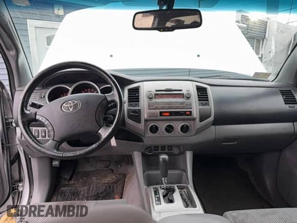 2011 Toyota Tacoma z VIN 3TMLU4EN4BM056696, wystawiony jako Copart lot #91099915 z przebiegiem 287 736 mil mil oraz Czysty tytuł • Clean title. Historia ofert i sprzedaży dostępna na DreamBid. Obrazek 9.