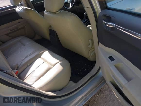 2005 Chrysler 300 Touring z VIN 2C3JA53G75H120988, wystawiony jako IAAI lot #43255891 z przebiegiem 153 485 mil mil oraz . Historia ofert i sprzedaży dostępna na DreamBid. Obrazek 8.