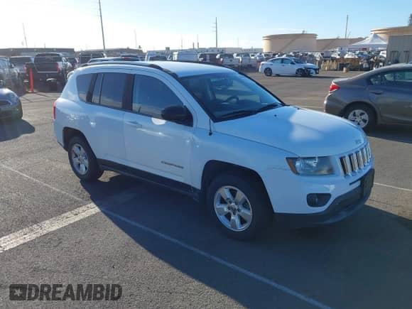 2014 Jeep Compass Sport z VIN 1C4NJCBA4ED881778, wystawiony jako IAAI lot #43359604 z przebiegiem 92 729 mil mil oraz . Historia ofert i sprzedaży dostępna na DreamBid. Obrazek 1.