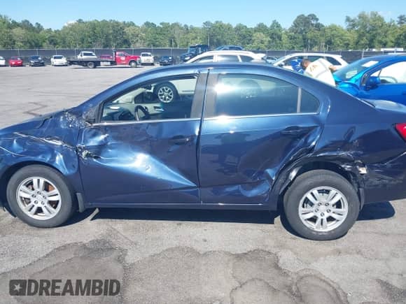 2015 Chevrolet Sonic LT с VIN 1G1JC5SB5F4177676, выставлен на аукционе IAAI как лот 42230662 с пробегом 155 884 миль миль и . История ставок и продаж доступна на DreamBid. Изображение 14.