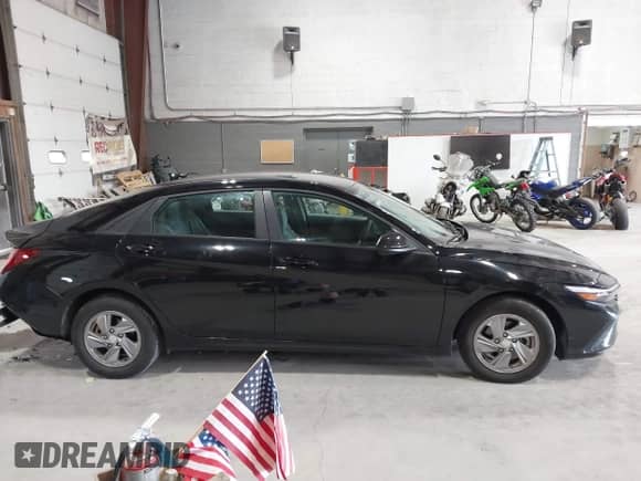 2024 Hyundai Elantra SE z VIN KMHLL4DG0RU679899, wystawiony jako IAAI lot #43037073 z przebiegiem 17 677 mil mil oraz . Historia ofert i sprzedaży dostępna na DreamBid. Obrazek 13.