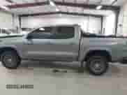 2023 Chevrolet Colorado 2WD LT с VIN 1GCPSCEK1P1162678, выставлен на аукционе IAAI как лот 42464077 с пробегом 11 118 миль миль и . История ставок и продаж доступна на DreamBid. Изображение 14.
