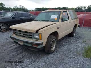 1985 Chevrolet Blazer z VIN 1G8CS18B1F8174893, wystawiony jako IAAI lot #42822256 z przebiegiem 12 250 mil mil oraz . Historia ofert i sprzedaży dostępna na DreamBid. Obrazek 2.