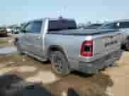 2022 Ram 1500 Rebel z VIN 1C6SRFLM8NN308373, wystawiony jako Copart lot #66814305 z przebiegiem 66 857 mil mil oraz Czysty tytuł • Clean title. Historia ofert i sprzedaży dostępna na DreamBid. Obrazek 2.