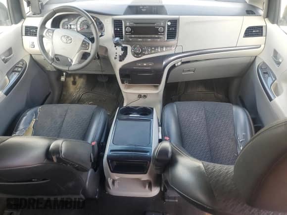 2012 Toyota Sienna SE z VIN 5TDXK3DC5CS206270, wystawiony jako Copart lot #69631785 z przebiegiem 253 517 mil mil oraz Szkoda całkowita • Salvage title. Historia ofert i sprzedaży dostępna na DreamBid. Obrazek 8.
