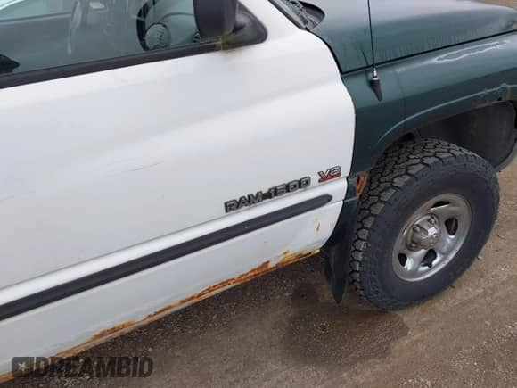 1999 Dodge 1500 z VIN 3B7HF13Y3XG222398, wystawiony jako IAAI lot #42314105 z przebiegiem 225 851 mil mil oraz . Historia ofert i sprzedaży dostępna na DreamBid. Obrazek 6.