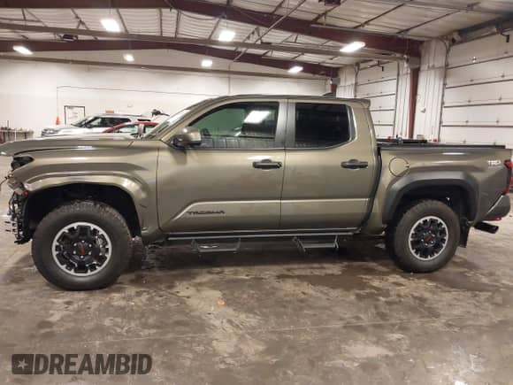 2024 Toyota Tacoma SR5 z VIN 3TMLB5JN6RM076802, wystawiony jako IAAI lot #42685264 z przebiegiem 10 186 mil mil oraz . Historia ofert i sprzedaży dostępna na DreamBid. Obrazek 15.