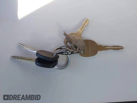 2005 Chevrolet Silverado 1500 LS z VIN 2GCEC13T651260410, wystawiony jako IAAI lot #43585149 z przebiegiem 175 327 mil mil oraz . Historia ofert i sprzedaży dostępna na DreamBid. Obrazek 11.