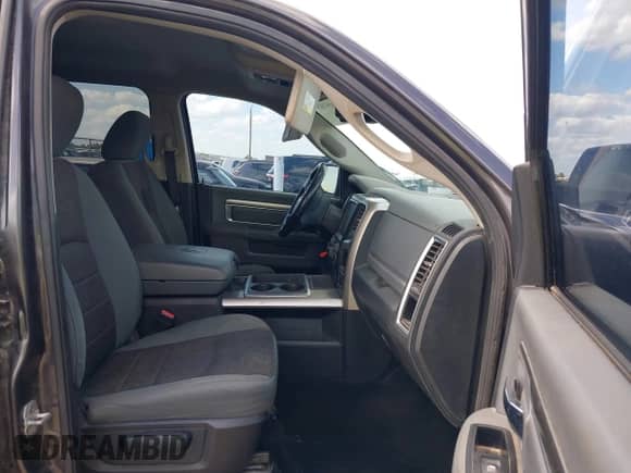 2015 Ram 1500 Big Horn z VIN 1C6RR6LT4FS660956, wystawiony jako IAAI lot #43097619 z przebiegiem 328 879 mil mil oraz . Historia ofert i sprzedaży dostępna na DreamBid. Obrazek 5.