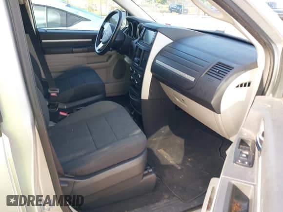 2010 Dodge Grand Caravan Hero z VIN 2D4RN3D10AR477471, wystawiony jako IAAI lot #42989729 z przebiegiem 217 269 mil mil oraz . Historia ofert i sprzedaży dostępna na DreamBid. Obrazek 5.