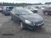 2013 Volvo S60 T5 Premier z VIN YV1612FS8D2180344, wystawiony jako IAAI lot #42863760 z przebiegiem 193 207 mil mil oraz . Historia ofert i sprzedaży dostępna na DreamBid. Obrazek 1.
