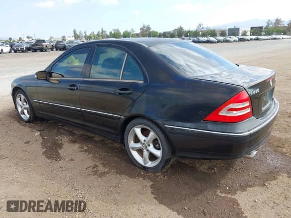 2004 Mercedes-Benz C 230 Kompressor z VIN WDBRF40J84A643409, wystawiony jako IAAI lot #43352118 z przebiegiem 107 232 mil mil oraz . Historia ofert i sprzedaży dostępna na DreamBid. Obrazek 3.