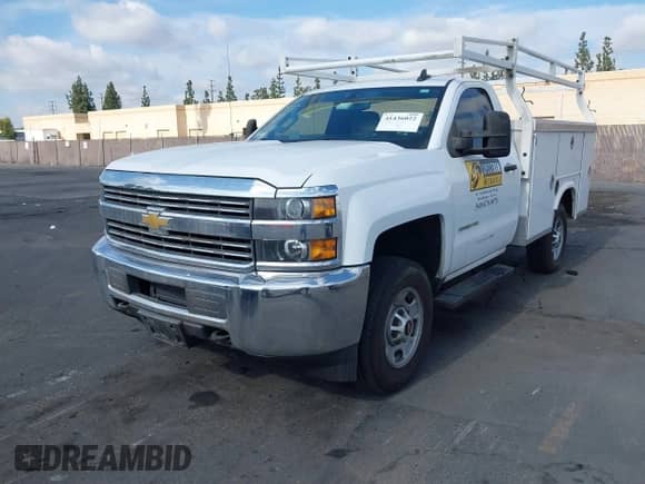 2017 Chevrolet Silverado 2500HD z VIN 1GB0CUEG4HZ274141, wystawiony jako IAAI lot #41436022 z przebiegiem 110 774 mil mil oraz . Historia ofert i sprzedaży dostępna na DreamBid. Obrazek 2.
