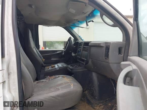 2005 Chevrolet Express Cargo z VIN 1GCFG15X451178626, wystawiony jako IAAI lot #42926306 z przebiegiem 434 042 mil mil oraz . Historia ofert i sprzedaży dostępna na DreamBid. Obrazek 5.