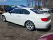 2012 BMW 3 Series 328i xDrive z VIN WBAKF5C54CE656573, wystawiony jako IAAI lot #41835379 z przebiegiem 99 654 mil mil oraz . Historia ofert i sprzedaży dostępna na DreamBid. Obrazek 3.