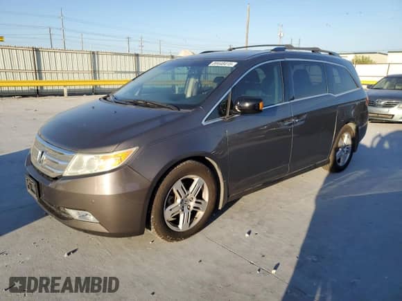 2013 Honda Odyssey Touring z VIN 5FNRL5H93DB050994, wystawiony jako Copart lot #89448415 z przebiegiem 138 294 mil mil oraz Czysty tytuł • Clean title. Historia ofert i sprzedaży dostępna na DreamBid. Obrazek 1.