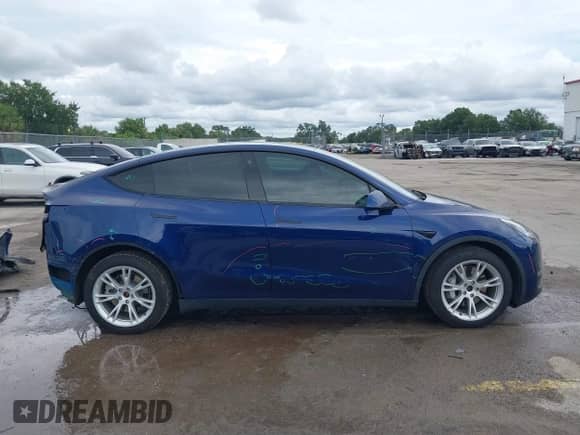 2022 Tesla Model Y Long Range z VIN 7SAYGAEE1NF399523, wystawiony jako IAAI lot #43175077 z przebiegiem 115 467 mil mil oraz . Historia ofert i sprzedaży dostępna na DreamBid. Obrazek 14.