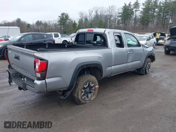 2018 Toyota Tacoma SR5 с VIN 5TFSZ5AN4JX156296, выставлен на аукционе IAAI как лот 41911608 с пробегом 105 340 миль миль и . История ставок и продаж доступна на DreamBid. Изображение 4.