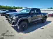 2022 Toyota Tacoma SR z VIN 3TYSZ5AN0NT082424, wystawiony jako Copart lot #65411225 z przebiegiem 22 506 mil mil oraz Szkoda całkowita • Salvage title. Historia ofert i sprzedaży dostępna na DreamBid. Obrazek 1.