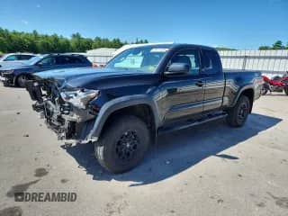 2022 Toyota Tacoma SR z VIN 3TYSZ5AN0NT082424, wystawiony jako Copart lot #65411225 z przebiegiem 22 506 mil mil oraz Szkoda całkowita • Salvage title. Historia ofert i sprzedaży dostępna na DreamBid. Obrazek 1.