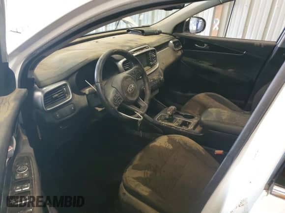 2018 Kia Sorento LX z VIN 5XYPG4A37JG386812, wystawiony jako Copart lot #57805945 z przebiegiem Nie podano mil oraz Szkoda całkowita • Salvage title. Historia ofert i sprzedaży dostępna na DreamBid. Obrazek 8.