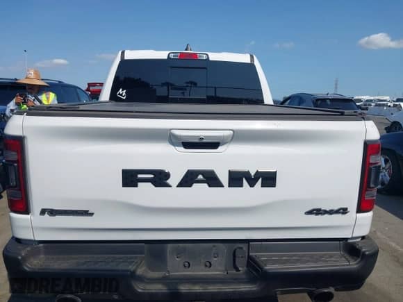 2020 Ram 1500 Rebel z VIN 1C6SRFLT5LN214584, wystawiony jako IAAI lot #43186902 z przebiegiem 82 036 mil mil oraz . Historia ofert i sprzedaży dostępna na DreamBid. Obrazek 17.