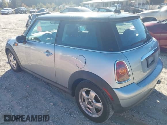 2009 MINI Hardtop z VIN WMWMF33569TU72673, wystawiony jako IAAI lot #43517238 z przebiegiem 181 712 mil mil oraz . Historia ofert i sprzedaży dostępna na DreamBid. Obrazek 3.
