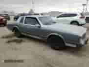 1986 Chevrolet Monte Carlo Sport z VIN 1G1GZ37Z7GR102095, wystawiony jako Copart lot #77247544 z przebiegiem 87 728 mil mil oraz Czysty tytuł • Clean title. Historia ofert i sprzedaży dostępna na DreamBid. Obrazek 4.