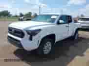 2024 Toyota Tacoma SR5 z VIN 3TYKB5FN8RT006646, wystawiony jako IAAI lot #42552787 z przebiegiem 23 870 mil mil oraz . Historia ofert i sprzedaży dostępna na DreamBid. Obrazek 2.