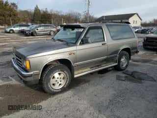 1990 Chevrolet Blazer с VIN 1GNCT18Z7L0123495, выставлен на аукционе Copart как лот 87598315 с пробегом 68 777 миль миль и Чистый • Clean title. История ставок и продаж доступна на DreamBid. Изображение 1.