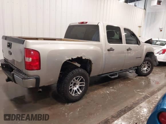 2007 Chevrolet Silverado 1500 1LT z VIN 2GCEK13M671528449, wystawiony jako IAAI lot #42637751 z przebiegiem 280 683 mil mil oraz . Historia ofert i sprzedaży dostępna na DreamBid. Obrazek 4.