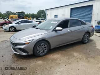 2024 Hyundai Elantra Blue z VIN KMHLM4DJ7RU113165, wystawiony jako Copart lot #67305165 z przebiegiem 9 957 mil mil oraz Szkoda całkowita • Salvage title. Historia ofert i sprzedaży dostępna na DreamBid. Obrazek 1.