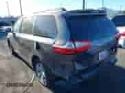 2017 Toyota Sienna LE Auto Access Seat z VIN 5TDKZ3DC8HS841108, wystawiony jako IAAI lot #42794957 z przebiegiem 106 466 mil mil oraz . Historia ofert i sprzedaży dostępna na DreamBid. Obrazek 3.