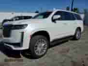 2021 Cadillac Escalade Premium Luxury z VIN 1GYS3CKL9MR471651, wystawiony jako Copart lot #44301275 z przebiegiem 24 328 mil mil oraz Szkoda całkowita • Salvage title. Historia ofert i sprzedaży dostępna na DreamBid. Obrazek 1.
