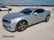 2011 Chevrolet Camaro 1SS z VIN 2G1FS1EW6B9142801, wystawiony jako Copart lot #81938125 z przebiegiem 212 022 mil mil oraz Czysty tytuł • Clean title. Historia ofert i sprzedaży dostępna na DreamBid. Obrazek 1.