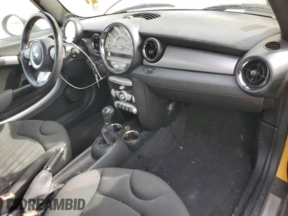 2009 MINI Hardtop S with VIN WMWMF73599TW87679, listed as a Copart auction lot 46863725 with 102,976 mi miles and Salvage title. Bid and sale history available at DreamBid. Image 8.